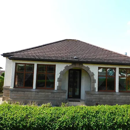 Ferienhaus Spacious 3 Bed Family Friendly With Garden & Parking Sleeps 6 & Baby Near