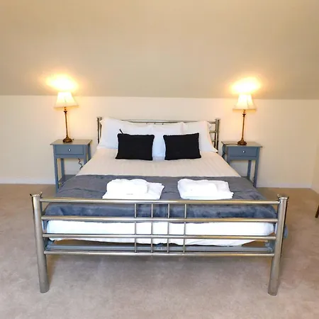 Spacious 3 Bed Family Friendly With Garden & Parking Sleeps 6 & Baby Near Holiday home *