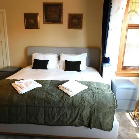Holiday home Spacious 3 Bed Family Friendly With Garden & Parking Sleeps 6 & Baby Near *
