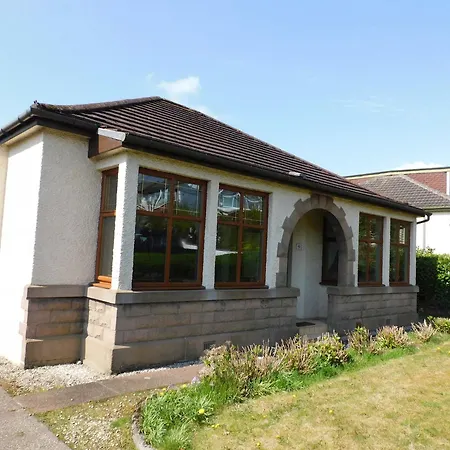 Spacious 3 Bed Family Friendly With Garden & Parking Sleeps 6 & Baby Near