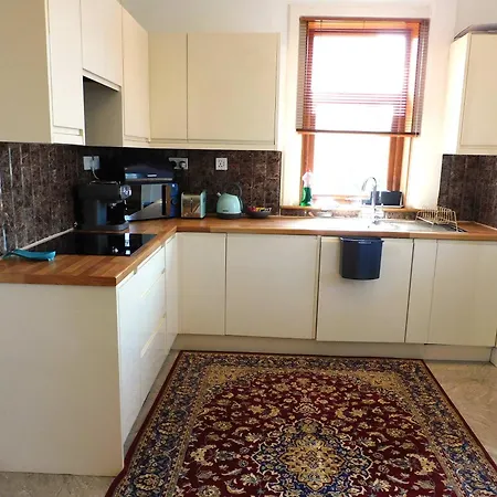 Spacious 3 Bed Family Friendly With Garden & Parking Sleeps 6 & Baby Near Holiday home *