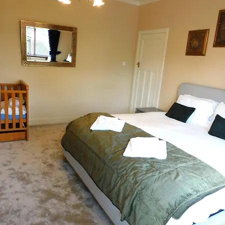 Spacious 3 Bed Family Friendly With Garden & Parking Sleeps 6 & Baby Near Holiday home