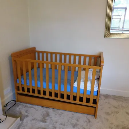 Spacious 3 Bed Family Friendly With Garden & Parking Sleeps 6 & Baby Near Holiday home Glasgow