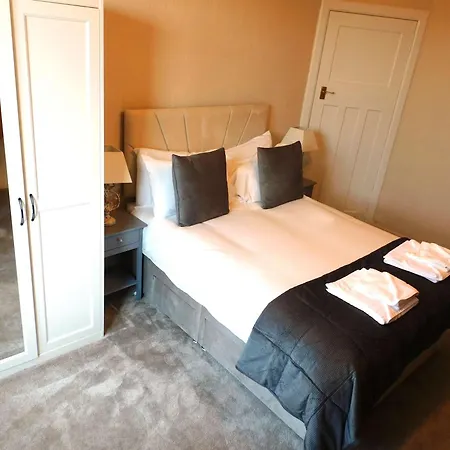 Spacious 3 Bed Family Friendly With Garden & Parking Sleeps 6 & Baby Near * Glasgow