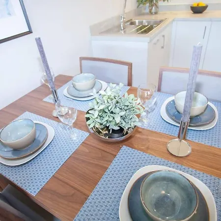 Apartment Stylish 2-bed Near *