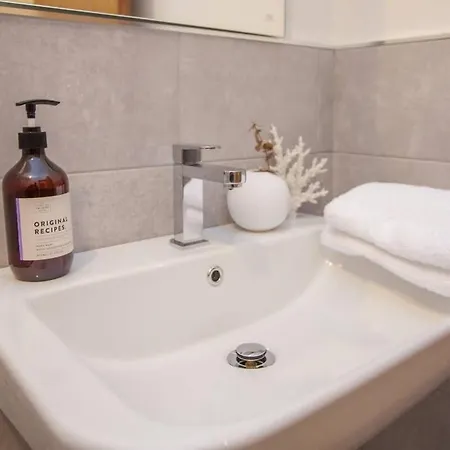 Stylish 2-bed Near