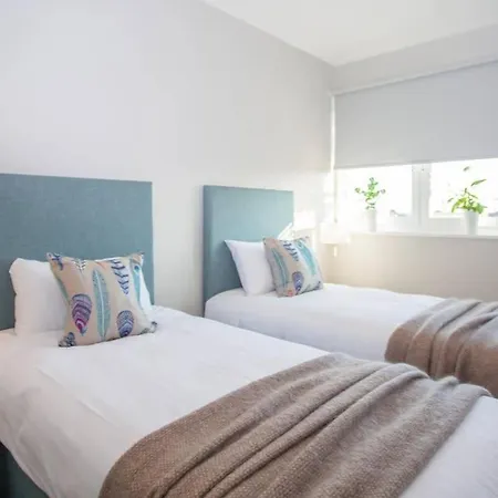 Apartment Stylish 2-bed Near