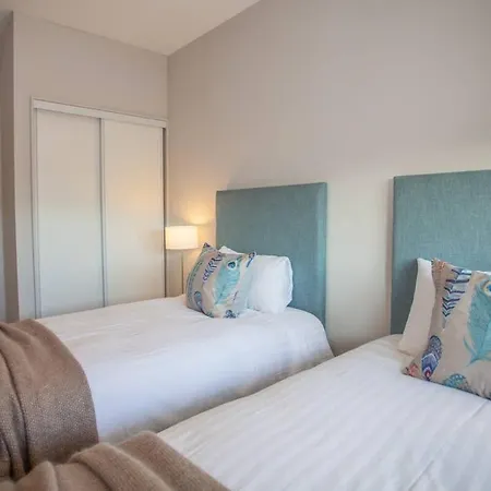 Stylish 2-bed Near דירה *