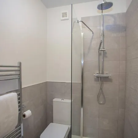 Apartment Stylish 2-bed Near Glasgow