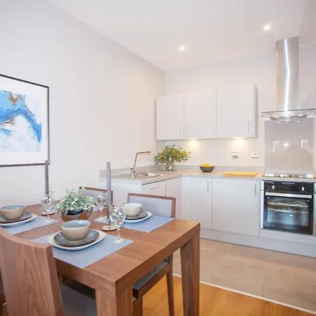 Apartment Stylish 2-bed Near Glasgow