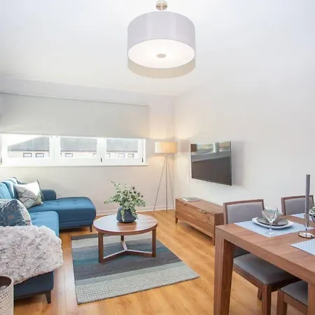 Stylish 2-bed Near Glasgow