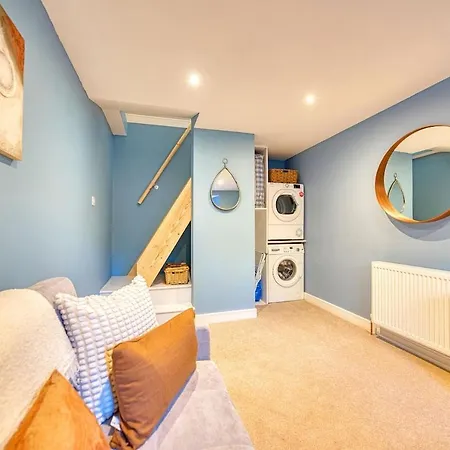 Apartment 3-bed Flat Free Parking 10 Mins To Centre *