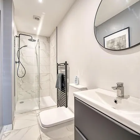 Apartment 3-bed Flat Free Parking 10 Mins To Centre