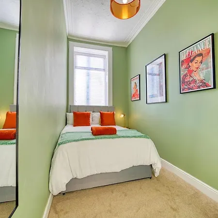 3-bed Flat Free Parking 10 Mins To Centre