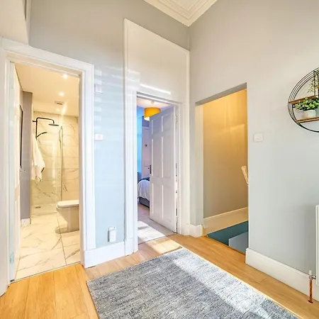 Apartment 3-bed Flat Free Parking 10 Mins To Centre