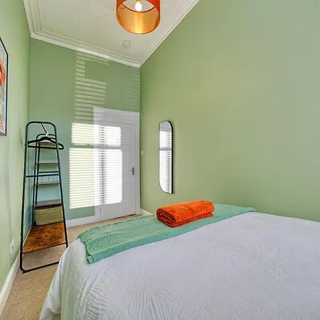 3-bed Flat Free Parking 10 Mins To Centre