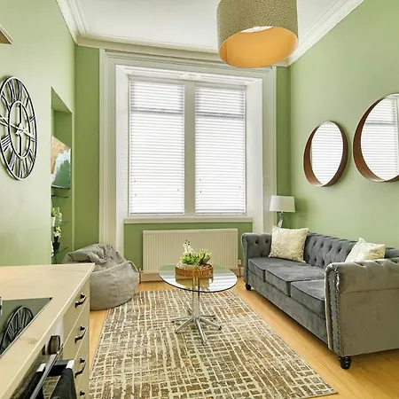 Apartment 3-bed Flat Free Parking 10 Mins To Centre