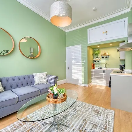 Apartment 3-bed Flat Free Parking 10 Mins To Centre *