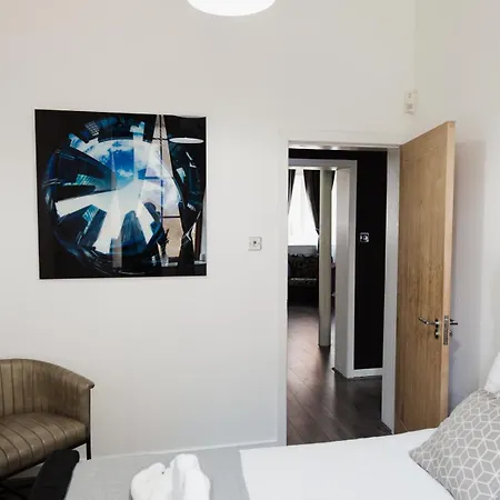 Westend Secc & Hydro - Two Bed By Living Scotland