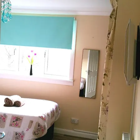 4 Bedroom Duplex - 6 Beds - Free Parking