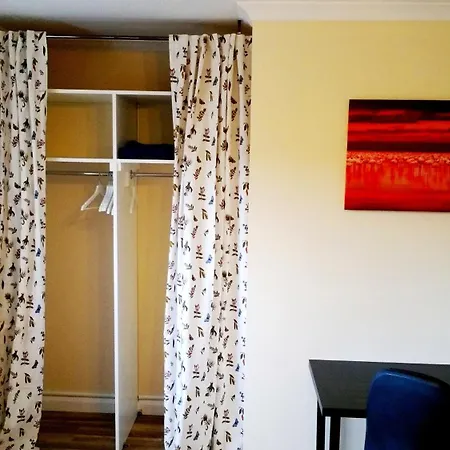 4 Bedroom Duplex - 6 Beds - Free Parking *