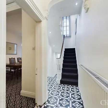 2br Flat Walk To Buchanan Hydro With Parking Apartment