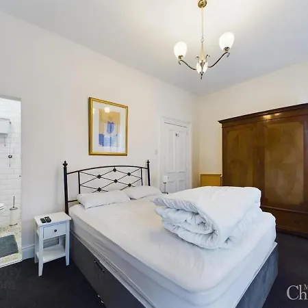 2br Flat Walk To Buchanan Hydro With Parking Apartment *