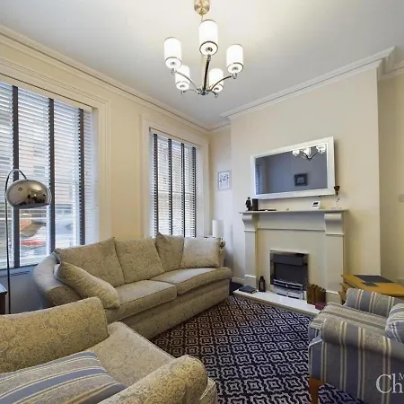 2br Flat Walk To Buchanan Hydro With Parking
