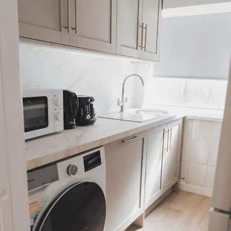 Stylish 3br Near Hampden No 264 With Free Parking