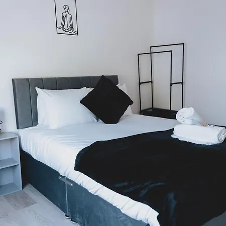 Stylish 3br Near Hampden No 29 With Free Parking 펜션 *