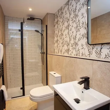 Newly Renovated House In Popular Location Glasgow