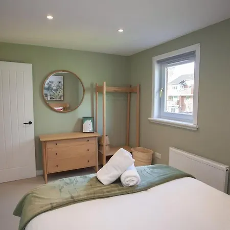 Newly Renovated House In Popular Location * Glasgow