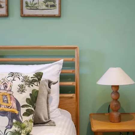 Newly Renovated House In Popular Location * Glasgow