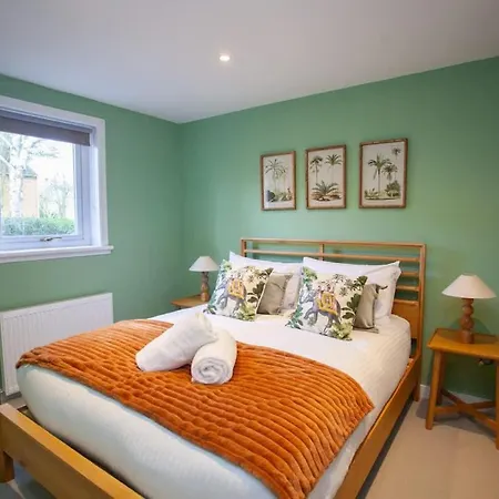 Newly Renovated House In Popular Location * Glasgow