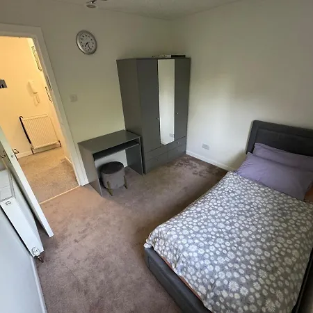 Cosy Two Bedroom Flat *