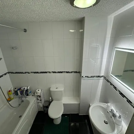 Cosy Two Bedroom Flat Апартаменты *