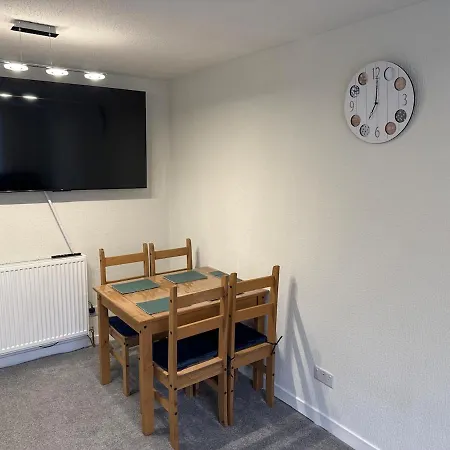 Cosy Two Bedroom Flat *