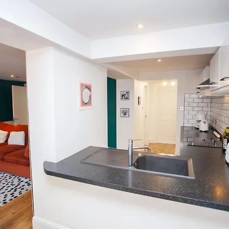Holiday home Spacious 1 Bed In Great Location *