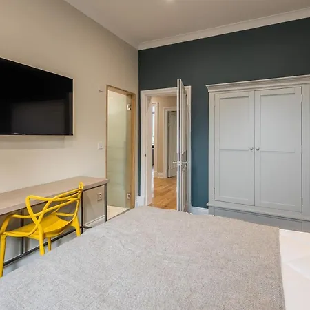 Apartment 3br Gem West End Walk To Uni Parking