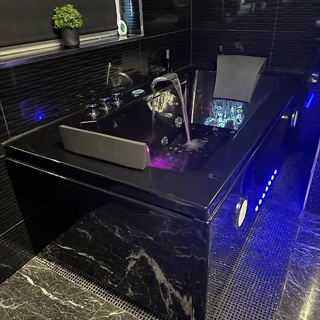 Séjour chez l'habitant Finn Village - Loch Lomond - Black With Jacuzzi-style Bath *
