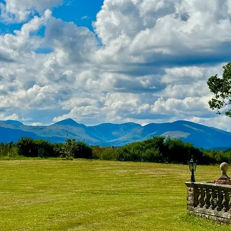 Finn Village Loch Lomond - The Black With Private Jacuzzi-style Bath *