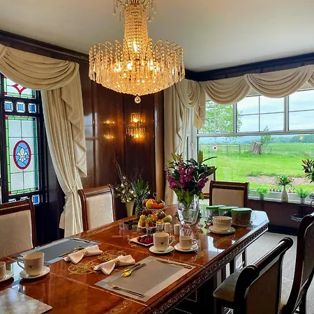Finn Village - Loch Lomond - Black With Jacuzzi-style Bath Homestay *