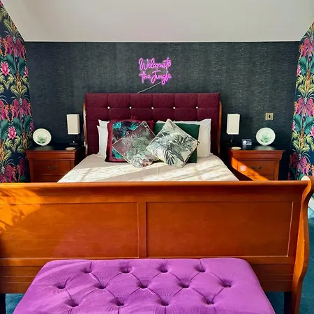 ゲストハウス Finn Village - Loch Lomond - The Jungle With A Private Hot Tub 3*