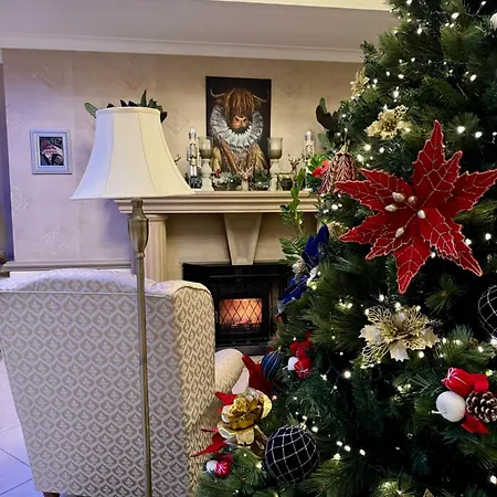 Finn Village - Loch Lomond - The Jungle With A Private Hot Tub Guest house Drymen