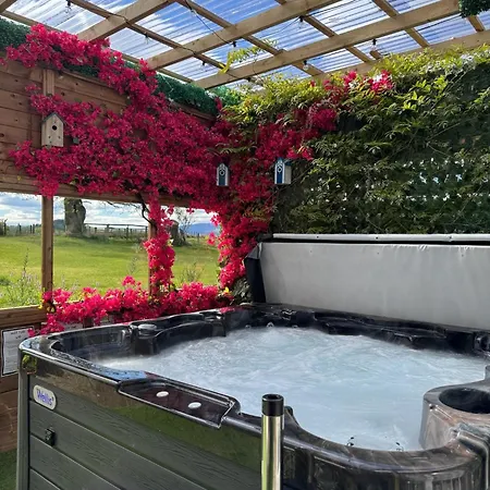 Guest house Finn Village - Loch Lomond - The Jungle With A Private Hot Tub Drymen