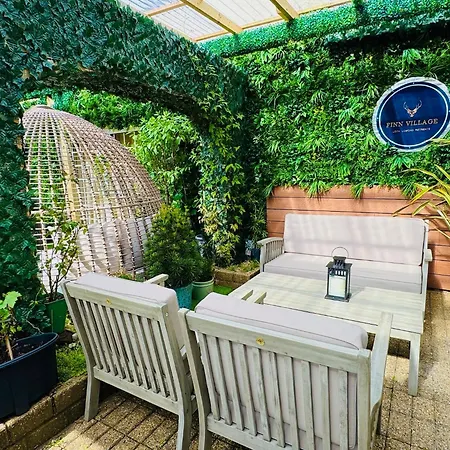 Finn Village - Loch Lomond - The Jungle With A Private Hot Tub Guest house Drymen