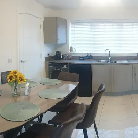 Entire Spacious 3-bed Family Home, Centre, Free Parking, Garden Glasgow