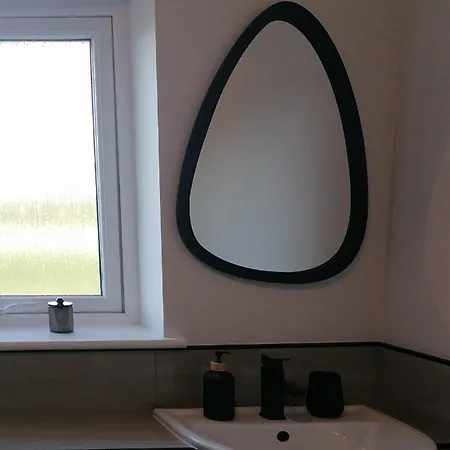 Entire Spacious 3-bed Family Home, Centre, Free Parking, Garden דירה