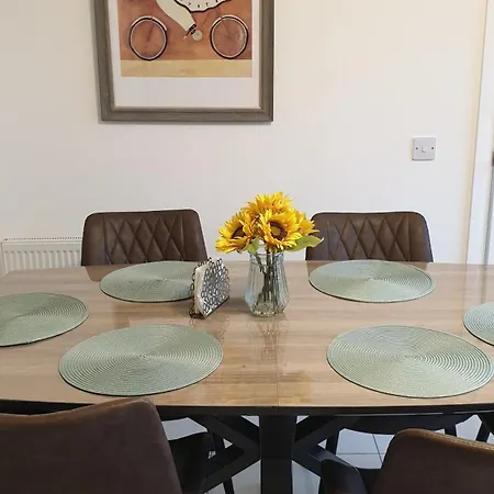 Apartment New Property, Guiet Area, Free Parking, Garden Glasgow