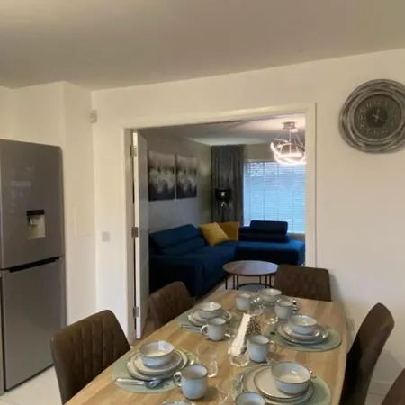 Entire Spacious 3-bed Family Home, Centre, Free Parking, Garden Apartment